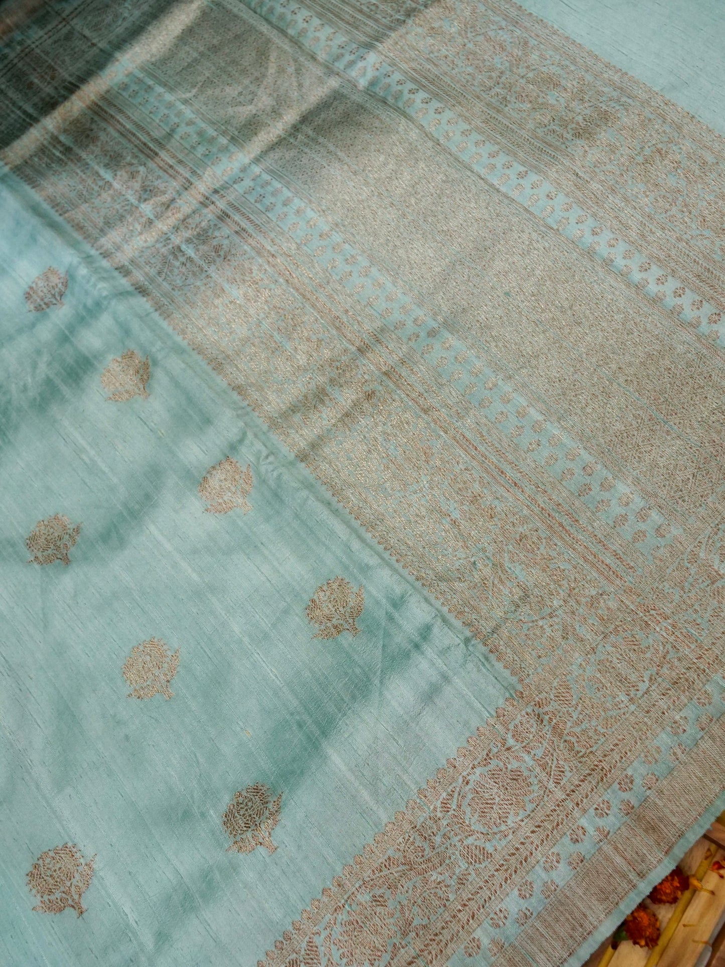 Pure Banarasi Handloom Matka Silk Kadhwa Boota Saree