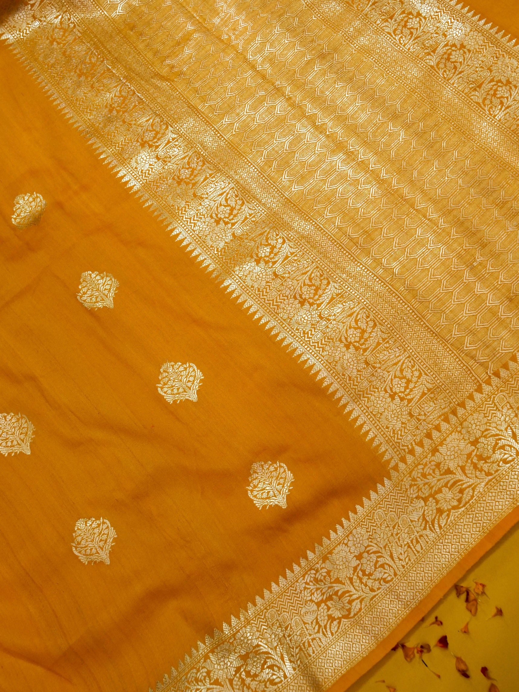 Pure Banarasi Handloom Georgette Desi Tussar Boota Saree